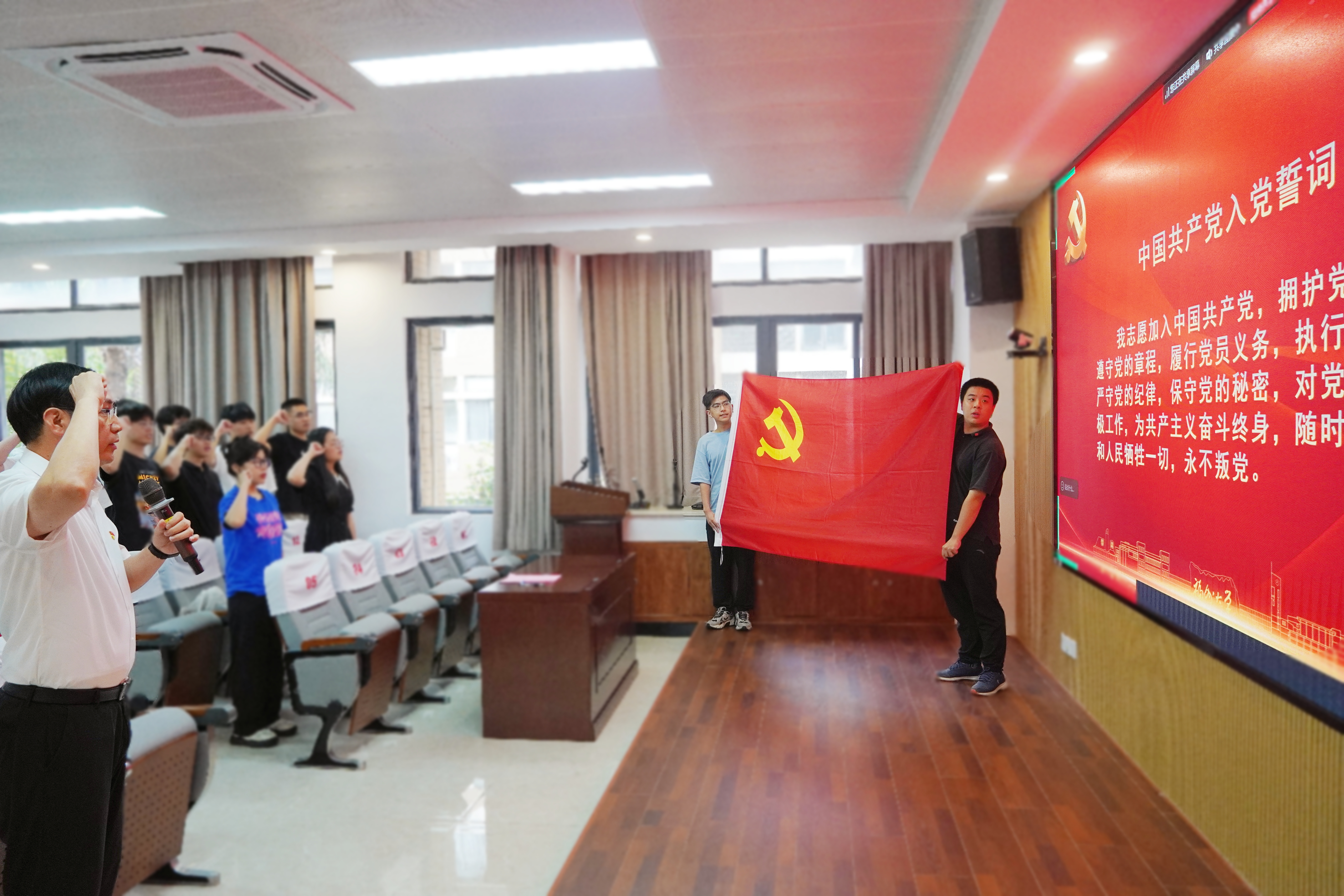 数统学院2025届毕业生党员“系好人生第一粒扣子”专题教育活动圆满举行